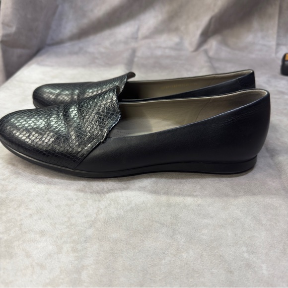 Ecco Touch Ballerina 2.0 Black Snakeskin Leather Loafers
Size 40 (US 9/9.5) - Picture 4 of 6